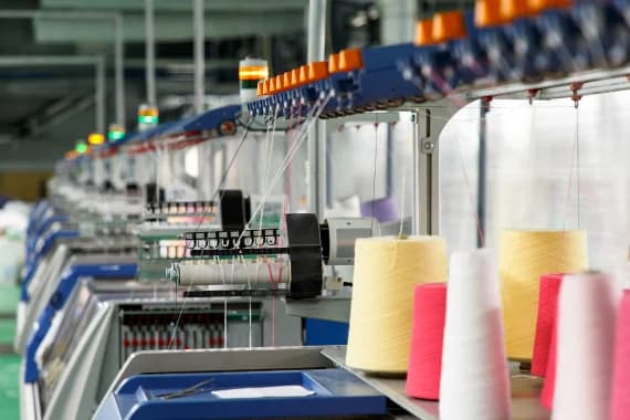Fazo Textile saytidagi toʻqimachilik uskunalari va rangli ip gʻaltaklari